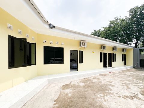 Hollux Building